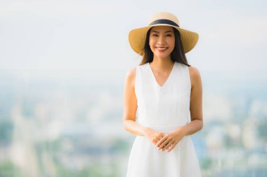 Portre güzel genç Asyalı kadın mutlu gülümseme ro üzerinde Relax