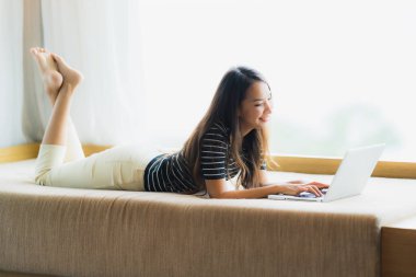 Portre güzel genç Asya kadın kullanarak bilgisayar Notebook veya 