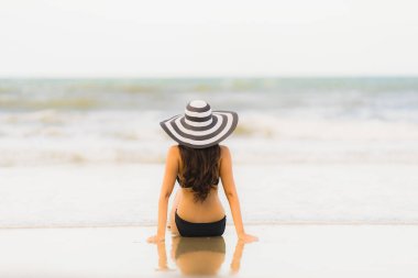 Portre güzel genç Asyalı kadın plaj se üzerinde bikini giymek