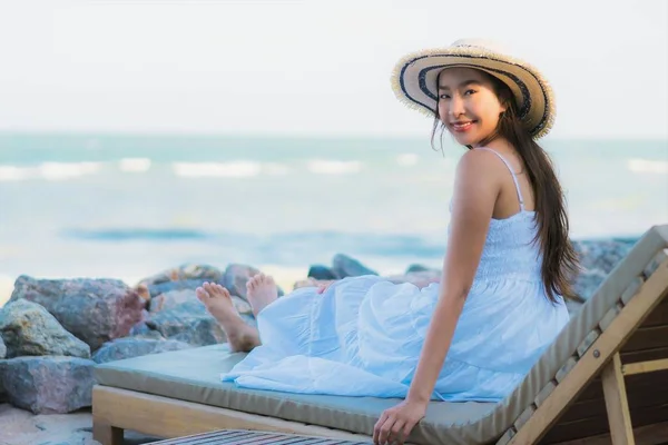 肖像美丽的年轻亚洲女人快乐的微笑放松周围 — 图库照片
