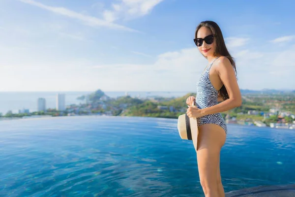 Retrato bonito jovem asiático mulher sorriso feliz relaxar em torno de sw — Fotografia de Stock