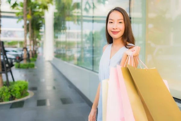 Porträtt vacker ung asiatisk kvinna lycklig och leende med shoppingga — Stockfoto