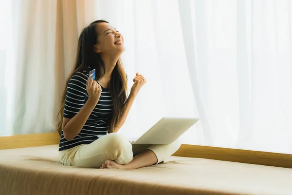 Porträt schöne junge asiatische Frau mit Computer-Notebook oder — Stockfoto