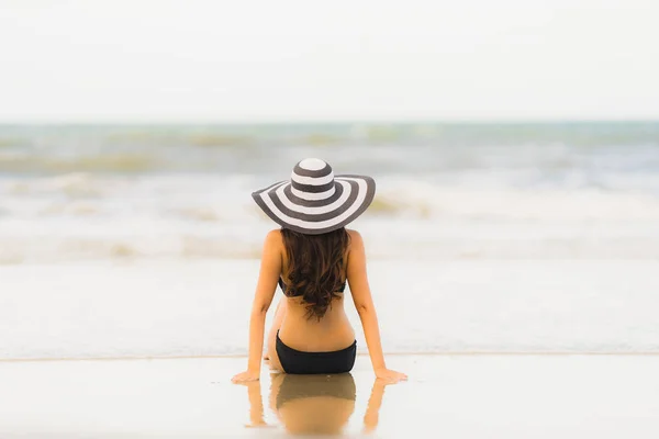 Ritratto bella giovane donna asiatica indossare bikini sulla spiaggia se — Foto Stock