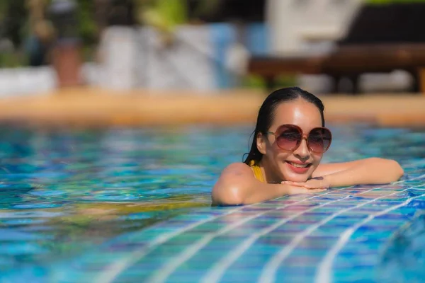 Retrato hermosa joven asiática mujer ocio relajarse sonrisa y hap —  Fotos de Stock