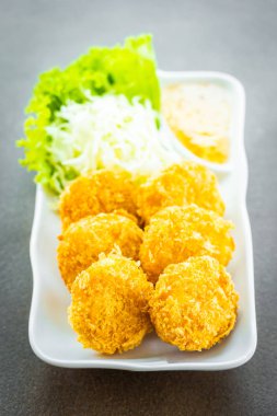 Derin yağda kızartılmış karides pasta veya topu sebze ile
