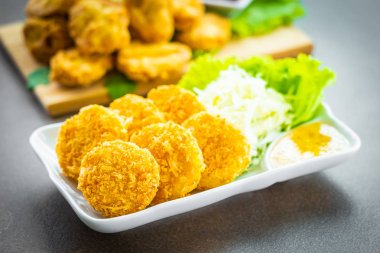 Derin yağda kızartılmış karides pasta veya topu sebze ile