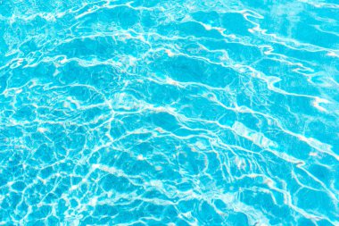 Güneş ışığı reflec ile soyut havuz su yüzeyi ve arka plan