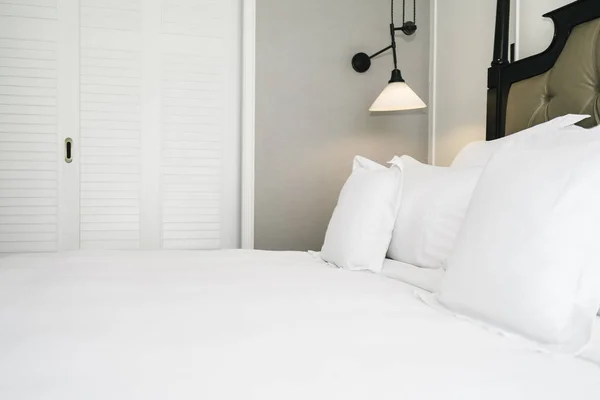 Mooie luxe comfortabele witte kussen op bed decoratie in b — Stockfoto