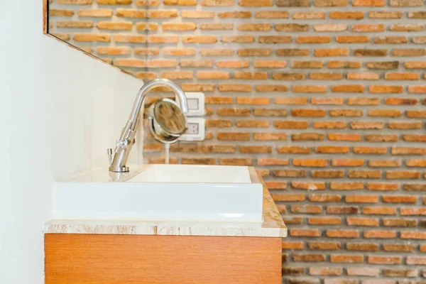 Wasserhahn oder Wasserhahn und weiße Spüle oder Waschbecken Dekoration in ba — Stockfoto