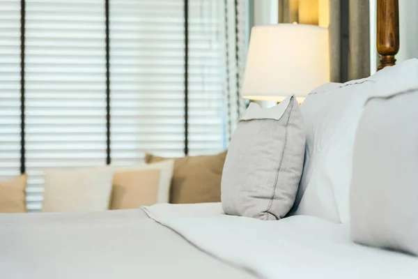 Beyaz yastık Yatak Dekorasyon güzel lüks yatak odasında Inter — Stok fotoğraf