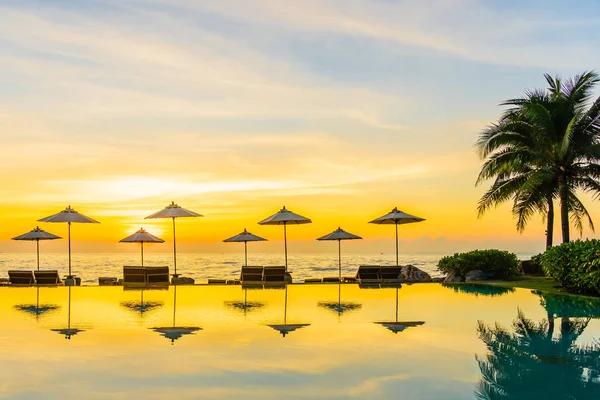 Sonnenschirm und Liegestuhl rund um das Schwimmbad im Resort Hotel für leis — Stockfoto