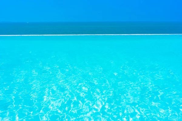 Пейзаж морского океана с открытым бассейном на берегу — стоковое фото