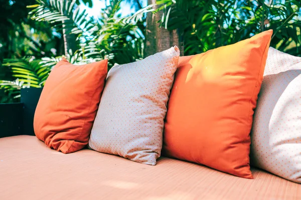 Travesseiro no sofá mobiliário decoração pátio ao ar livre no jardim — Fotografia de Stock