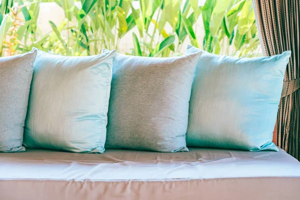 Travesseiro no sofá cadeira decoração pátio exterior com vista para o jardim — Fotografia de Stock