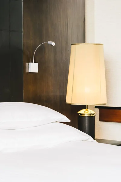 Piękna luksusowa komfortowa biała poduszka i koc na łóżku WIT — Zdjęcie stockowe
