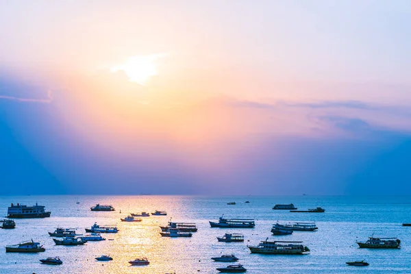 Una gran cantidad de barco o barco en el mar océano de la bahía de Pattaya y la ciudad i —  Fotos de Stock