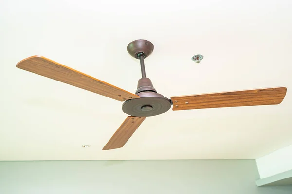 Belos ventiladores de teto elétrico de luxo decoração interior — Fotografia de Stock