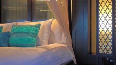 Oteldeki lüks mobilyalı yatak odasının görüntüleri.