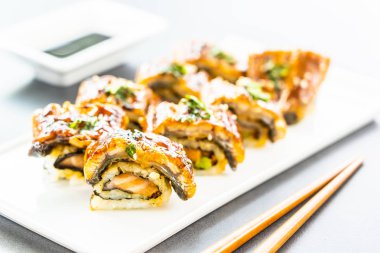 Izgara yılan balığı veya unagi balık suşi maki rulo tatlı sos ile