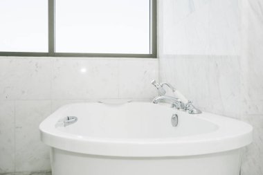 Güzel lüks beyaz küvet banyo iç dekorasyonda