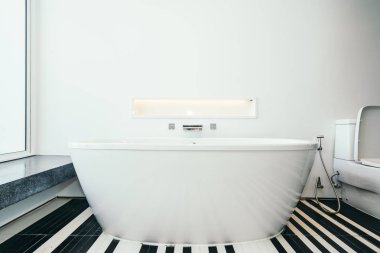 Güzel lüks beyaz küvet banyo dekorasyon iç