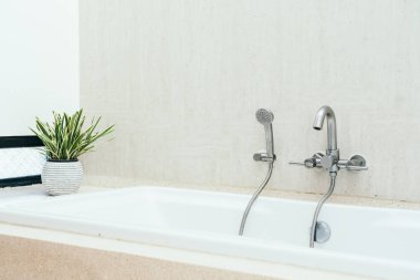 Güzel lüks beyaz küvet banyo dekorasyon iç