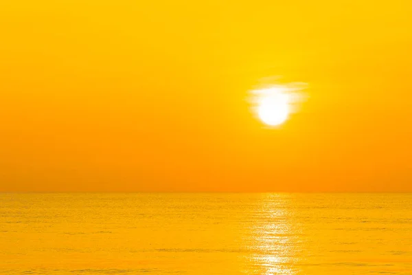 Bela paisagem ao ar livre natureza tropical com mar e praia a — Fotografia de Stock