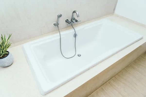 Λευκά όμορφα πολυτελή μπανιέρα εσωτερικών διακόσμηση του μπάνιου — Φωτογραφία Αρχείου