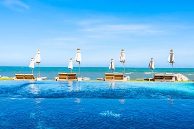 Güzel açık doğa manzara ile yatak şezlong sw çevresinde