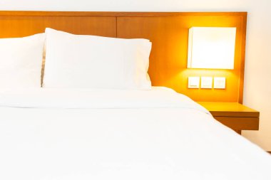 Hafif lamba dekorasyonu ile yatakta beyaz rahat yastık olmak