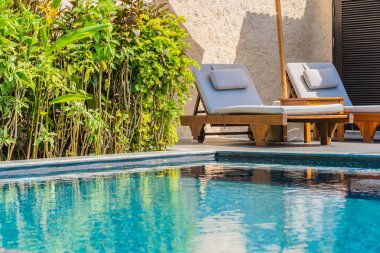 Şemsiye ve sandalye yakın deniz okyanus plaj wi yüzme havuzu etrafında