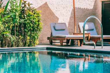 Şemsiye ve sandalye yakın deniz okyanus plaj wi yüzme havuzu etrafında