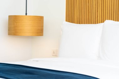 Yatak odasında yatak dekorasyonu güzel rahat yastık