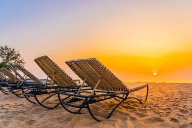 Sunris tropikal doğa plaj ve okyanus denizinde Boş sandalye