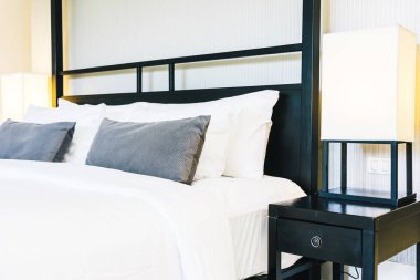 Hafif lamba ile yatakta güzel lüks rahat yastık