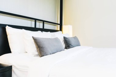 Hafif lamba ile yatakta güzel lüks rahat yastık