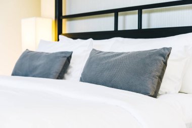 Hafif lamba ile yatakta güzel lüks rahat yastık