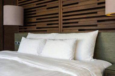 Hafif lamba ile yatakta güzel lüks rahat yastık