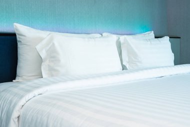 B yatak dekorasyonu üzerinde güzel lüks rahat beyaz yastık