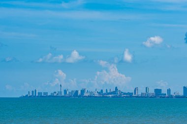 Pattaya Cityscape ve beyaz Clou ile deniz güzel manzara