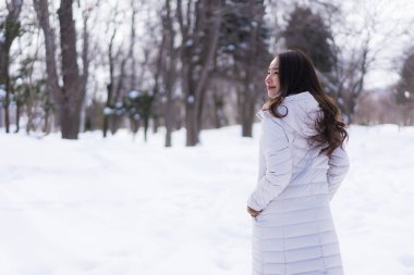 Kar kazanmak seyahat için mutlu gülümseyen güzel genç Asyalı kadın