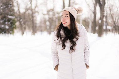 Kar kazanmak seyahat için mutlu gülümseyen güzel genç Asyalı kadın