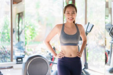 Portre güzel genç Asya kadın egzersiz ile Fitness donatmak