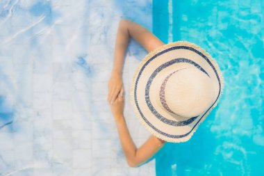 Portre güzel genç Asyalı kadın mutlu gülümseme rahatla swimmi içinde