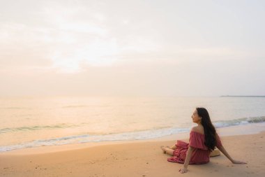 Portre güzel genç Asyalı kadın mutlu üzerinde boş zaman gülümsemek 
