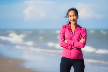 Portre güzel genç Asyalı kadın çalışan ve t üzerinde egzersiz