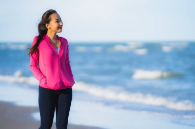 Portre güzel genç Asyalı kadın çalışan ve t üzerinde egzersiz