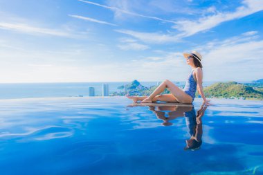 Asyalı genç gülümsemek güzel kadın portre mutlu dinlenmek