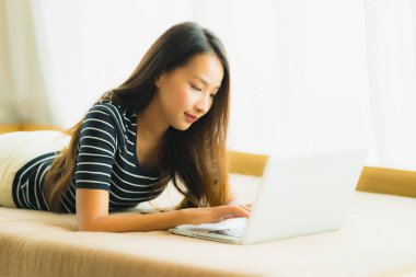 Portre güzel genç Asya kadın kullanarak bilgisayar Notebook veya 